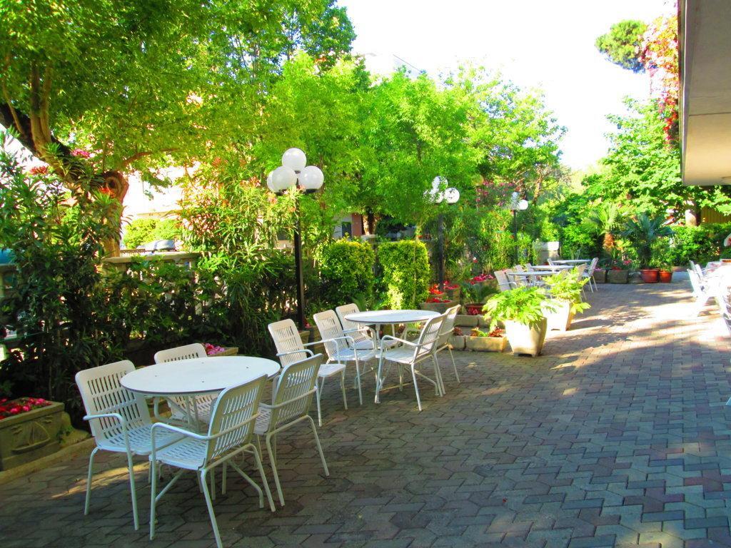 Hotel Sara Cesenatico Esterno foto